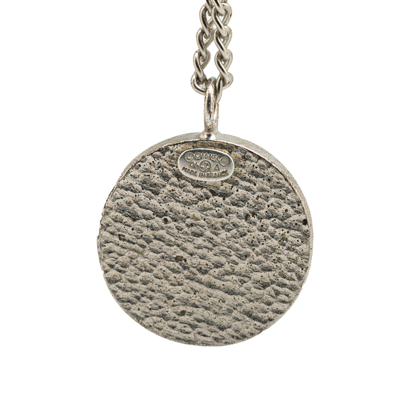 Pre-Loved Chanel Silver Enamel CC Round Pendant Necklace - Picture 2 of 4